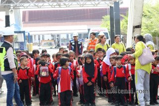 Siswa TK Barunawati II Dumai Antusias Belajar Langsung di Pelabuhan Dumai
